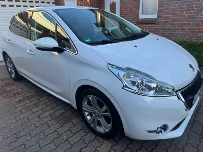 Gebraucht Peugeot 208 Allure 92 PS (67 kW) 2014 Weiß Kleinwagen