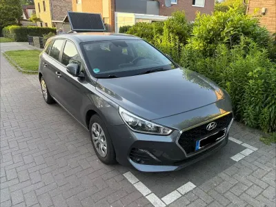 Gebraucht Hyundai i30 Select 99 PS (72 kW) 2018 Grau Limousine