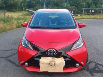 Gebraucht Toyota Aygo X-play 69 PS (50 kW) 2014 Rot Kleinwagen