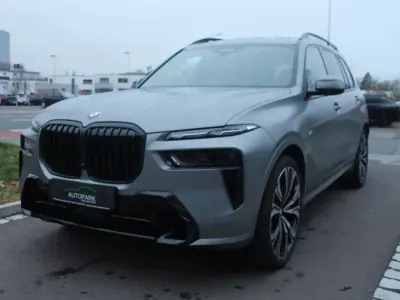 Gebraucht BMW X7 M Sport 352 PS (258 kW) 2024 Frozen pure grey metallic SUV