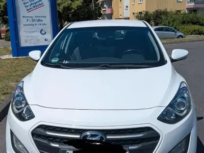 Gebraucht Hyundai i30 101 PS (74 kW) 2016 Weiß Limousine