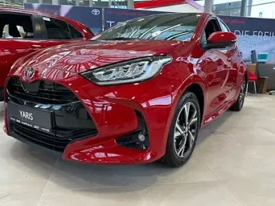 Neu Toyota Yaris Hybrid 116 PS (85 kW) 2026 Rot Limousine