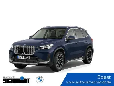 Neu BMW iX1 xLine 150 kW (204 PS) 2026 (blau)  night dusk SUV