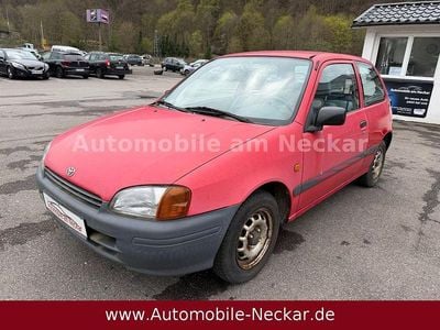 Begagnad Toyota Starlet 75 HK (55 kW) 1999 Röd Halvkombi