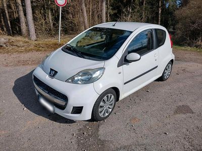 Gebraucht Peugeot 107 68 PS (50 kW) 2009 Weiß Kleinwagen