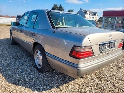 Second-hand Mercedes 220 150 CP (110 kW) 1994 Bej Berlinǎ