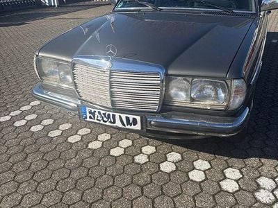 Gebraucht Mercedes 230 136 PS (100 kW) 1983 Silber Coupé