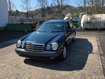 Mercedes E200