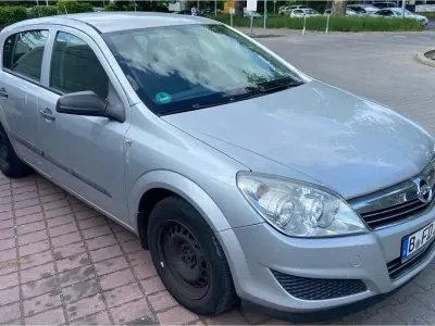 Używany Opel Astra 90 KM (66 kW) 2009 Szary Sedan/Limuzyna