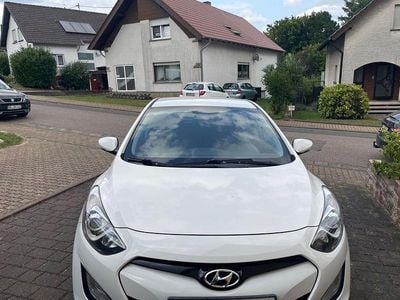 Weiß Gebraucht 2015 Hyundai i30 Edition Limousine | 6.500 € (Fairer Preis)