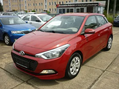 Gebraucht Hyundai i20 Trend 84 PS (61 kW) 2015 Rot Limousine