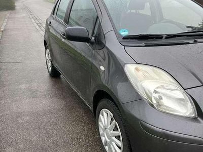 Gebraucht Toyota Yaris 69 PS (50 kW) 2009 Grau Kleinwagen