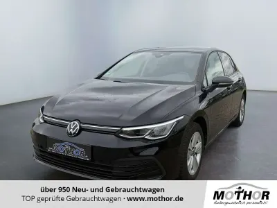 Gebraucht VW Golf VIII Life 150 PS (110 kW) 2023 Deep black perleffekt (metallic) Limousine