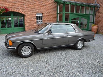 Gebraucht Mercedes 230 136 PS (100 kW) 1983 Grau