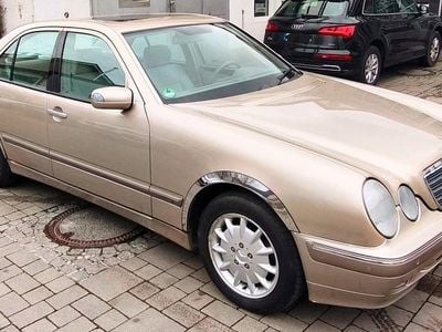 Gebraucht Mercedes E240 Elegance 170 PS (125 kW) 2000 Gold Limousine
