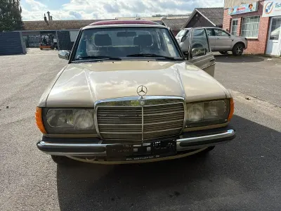 Używany Mercedes E230 136 KM (100 kW) 1983 Żółty Sedan/Limuzyna