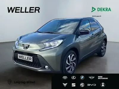 Gebraucht Toyota Aygo 72 PS (52 kW) 2023 Cardamon green / night sky black (gruen) Kleinwagen