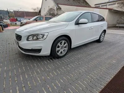 Używany Volvo V60 Momentum 114 KM (83 kW) 2014 Biały Kombi
