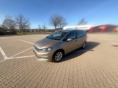Gebraucht VW Touran Comfortline 150 PS (110 kW) 2017 Gold Van / Kleinbus