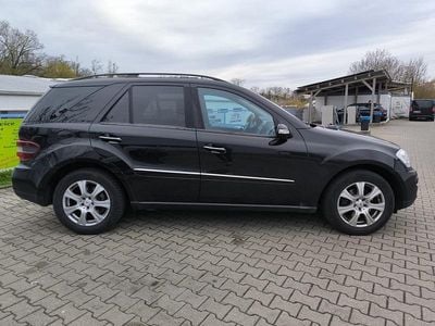 Second-hand Mercedes ML270 200 CP (147 kW) 2007 Negru SUV
