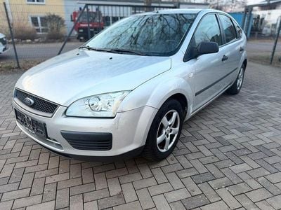 Silber Gebraucht 2005 Ford Focus Trend Limousine | 3.600 € (Etwas zu teuer)