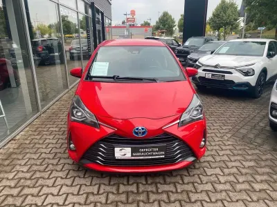 Gebraucht Toyota Yaris Hybrid Club 75 PS (55 kW) 2020 Rot Limousine