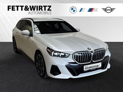 Mineralweiss metallic Gebraucht 2024 BMW 520 M Sport Kombi | 46.500 € (Superpreis)