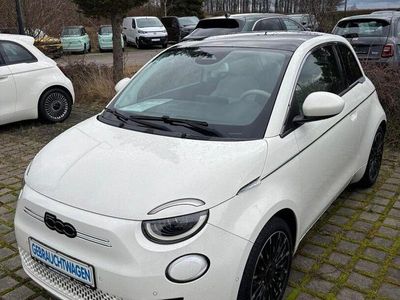Gebraucht Fiat 500e La Prima 86 kW (118 PS) 2023 Colore esterno (arktis weiß) Kleinwagen