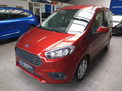 Gebraucht Ford Tourneo Courier Trend 101 PS (74 kW) 2018 Cranberryrot metallic Van / Kleinbus