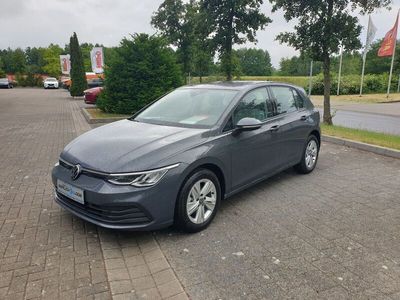 Gebraucht VW Golf VIII Life 131 PS (96 kW) 2023 Grau Limousine