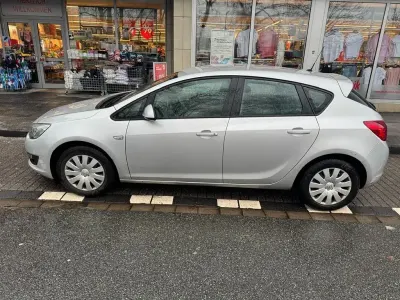 Używany Opel Astra Selection 87 KM (63 kW) 2013 Srebrny Sedan/Limuzyna