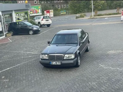 Gebraucht Mercedes E220 150 PS (110 kW) 1995 Schwarz Limousine