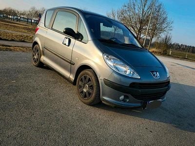 Grau Gebraucht 2005 Peugeot 1007 Van / Kleinbus | 2.950 € (Fairer Preis)