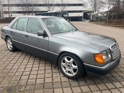 Grau Gebraucht 1991 Mercedes E230 Limousine | 4.990 €