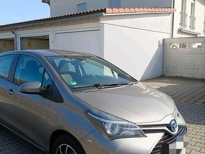 Gebraucht Toyota Yaris Hybrid Comfort 101 PS (74 kW) 2015 Silber Kleinwagen