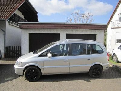 Second-hand Opel Zafira Njoy 125 CP (91 kW) 2005 Argintiu Monovolum