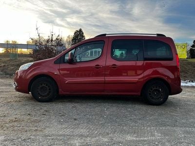 Begagnad Peugeot Partner Tepee Family 109 HK (80 kW) 2010 Röd Minibuss