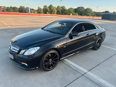 Gebraucht Mercedes E350 AMG 231 PS (169 kW) 2010 Schwarz Coupé