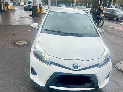 Gebraucht Toyota Yaris 75 PS (55 kW) 2013 Weiß Kleinwagen