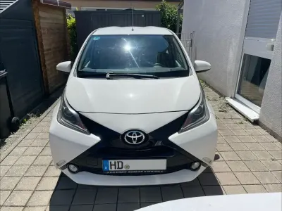 Gebraucht Toyota Aygo X-play 69 PS (50 kW) 2014 Weiß Kleinwagen