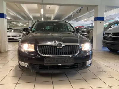 Gebraucht Skoda Superb Comfort 140 PS (102 kW) 2011 Schwarzmagic perleffekt Kombi