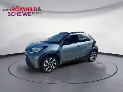 Gebraucht Toyota Aygo X Basis 72 PS (52 kW) 2025 Celestite grey metallic / night sky black SUV