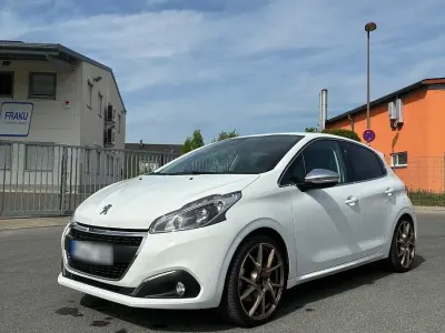 Gebraucht Peugeot 208 Allure 165 PS (121 kW) 2015 Weiß Kleinwagen