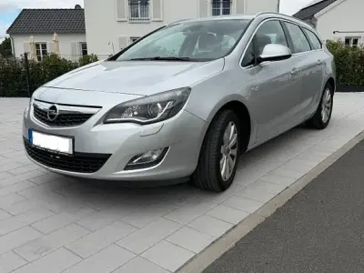 Gebraucht Opel Astra Edition 165 PS (121 kW) 2012 Silber Kombi