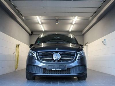 Grau Gebraucht 2023 Mercedes V300 Avantgarde Van / Kleinbus | 48.500 € (Guter Preis)