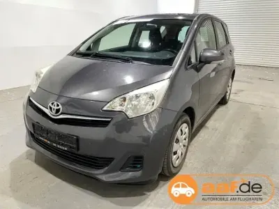 Gebraucht Toyota Verso-S Life 99 PS (72 kW) 2012 Grau Van / Kleinbus