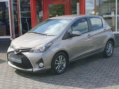 Usata Toyota Yaris Comfort 99 CV (72 kW) 2015 Marrone Utilitaria