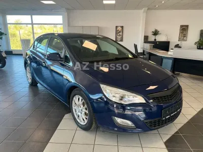 Usado Opel Astra Design Edition 101 HP (74 kW) 2012 Azul Sedan