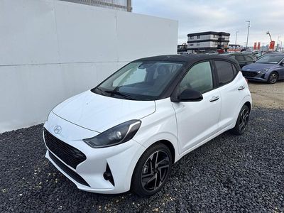 Neu Hyundai i10 Premium 79 PS (58 kW) 2025 Weiss dach schwarz Kleinwagen