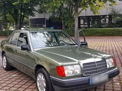 Gebraucht Mercedes E230 136 PS (100 kW) 1985 Andere farben Limousine